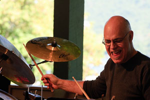 Roland Vazquez performing